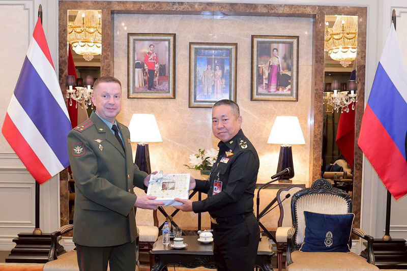 เสนาธิการทหารบกไทยมอบของที่ระลึกเเก่ผู้ช่วยทูตทหารรัสเซียตามธรรมเนียมสากล