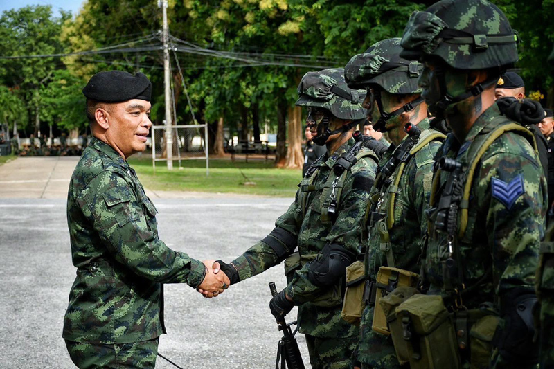ผู้บังคับการกรมทหารราบที่ 23 พบปะและให้โอวาทแก่ชุดปฏิบัติการทหารทรหด