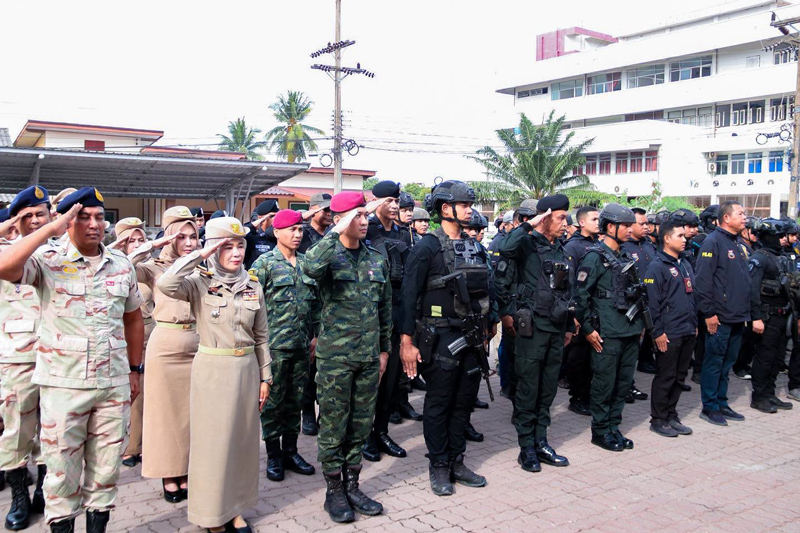 กองกำลังผสมทหารพราน 42 และตำรวจ สภ.ปะนาเระ ตั้งแถวเตรียมพร้อมปฏิบัติภารกิจ