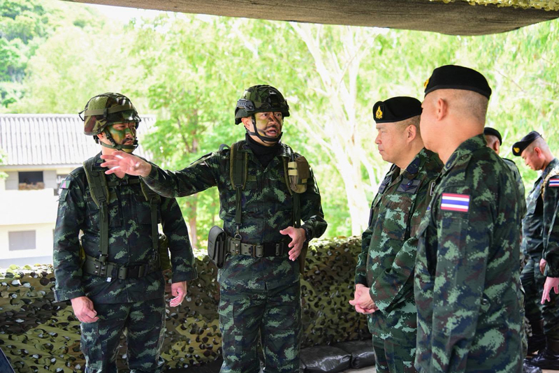 ผู้บังคับหน่วยประกอบกำลังร่วมให้การต้อนรับ จก.ยศ.ทบ.
