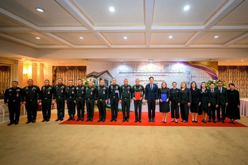 ภาพถ่ายร่วมในงานพิธีลงนามบันทึกข้อตกลงความร่วมมือยกระดับการศึกษาทหาร