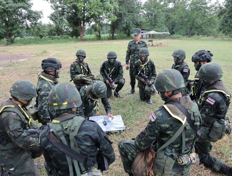 พลปืนใหญ่เตรียมความพร้อมยุทโธปกรณ์ในการฝึกเข้าที่ตั้งยิงเร่งด่วน
