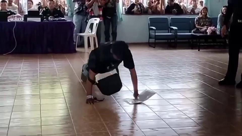 หนุ่มเกณฑ์ทหารโชว์สเต็ป