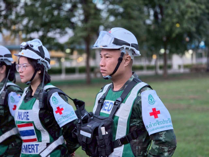 ทีมแพทย์โรงพยาบาลค่ายจิรประวัติพร้อมยุทโธปกรณ์ปฏิบัติภารกิจ