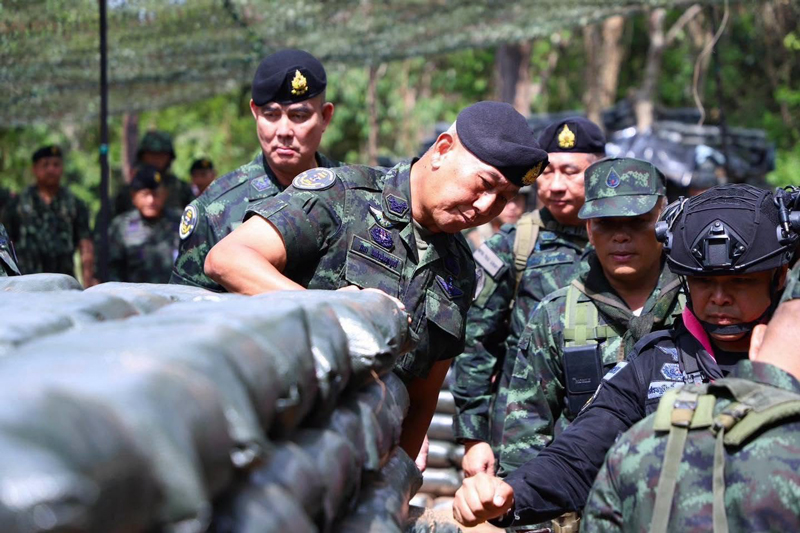 ผบ.ทบ. ลงพื้นที่ตรวจเยี่ยมกำลังพลชายแดนไทยกัมพูชา