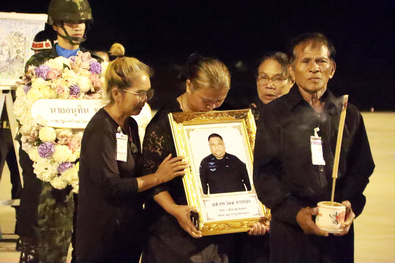 ครอบครัวและเจ้าหน้าที่ร่วมไว้อาลัยร่างวีรบุรุษ อส.ทพ.วิมล ดาบทอง