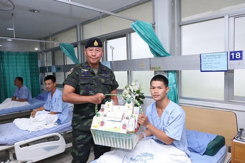 พลเอก พนา มอบของขวัญเเละให้กำลังใจทหารที่ได้รับบาดเจ็บ