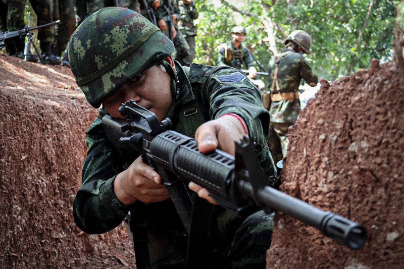 ทหารฝึกกวาดล้างคูติดต่ออย่างสมจริง