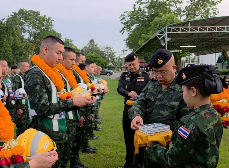 พิธีคล้องมาลัยส่งกำลังใจให้กำลังพลชุดแพทย์เผชิญเหตุ
