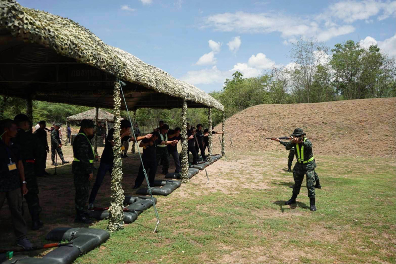 ผู้บังคับการกรมทหารราบที่ 29 ชี้แจงแนวทางฝึกทักษะอาวุธให้ ชรบ. สุพรรณบุรี