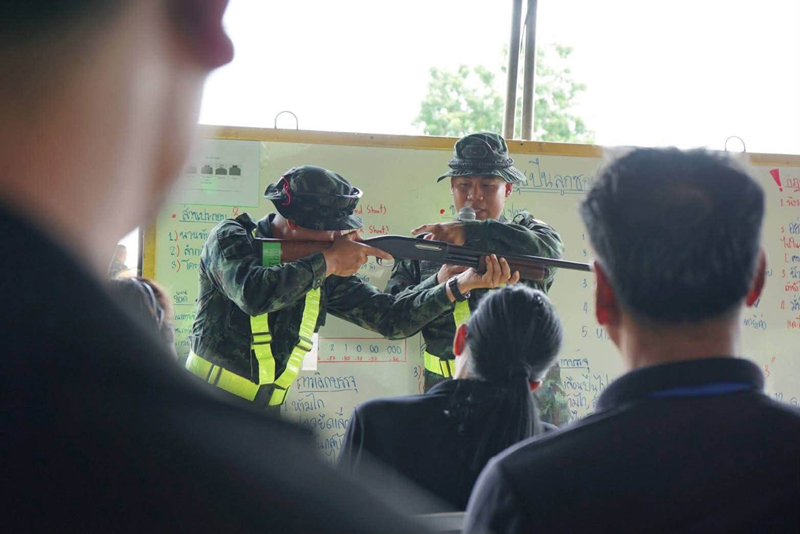 บรรยากาศการฝึกทักษะการใช้ปืนลูกซองให้ชุดรักษาความปลอดภัยหมู่บ้าน ณ สนามบวรยุทธ์