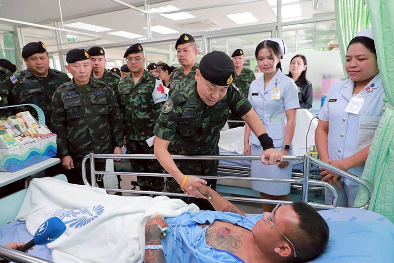 เสธ ทบ ลงพื้นที่กองทัพภาคที่ 2 ดูแลประชาชน