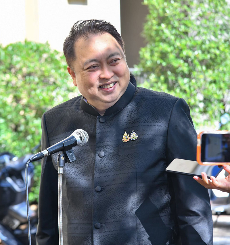 สุชาติ ชมกลิ่น
