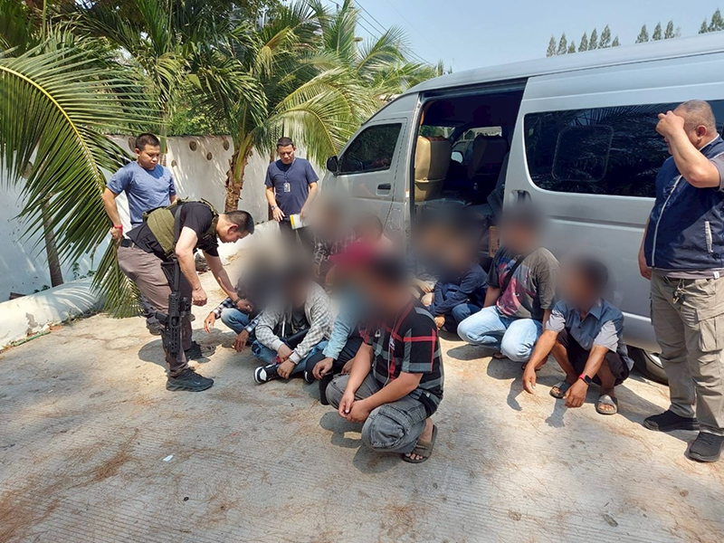 ต่างด้าว