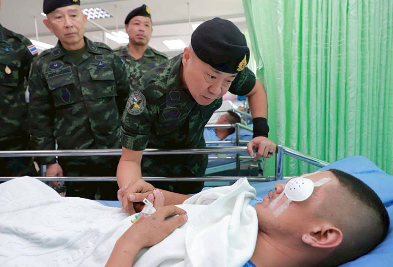 เสธ ทบ ลงพื้นที่กองทัพภาคที่ 2 ดูแลประชาชน