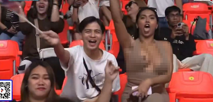 หญิงสาวสวมชุดเดรสแหวก