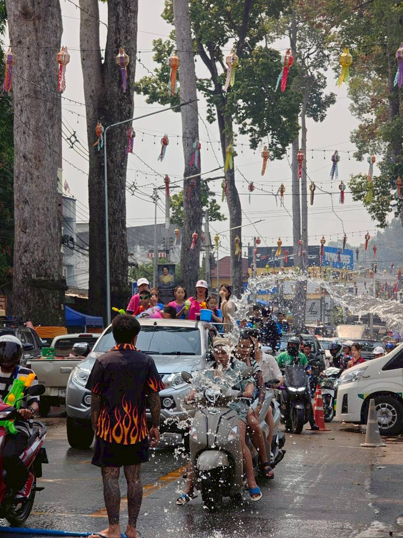 เส้นต้นยาง