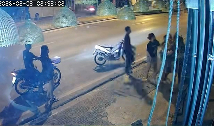 หนุ่มโรงปูน นั่งก๊งเหล้ากับเพื่อน