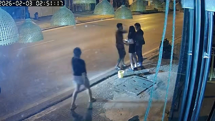 หนุ่มโรงปูน นั่งก๊งเหล้ากับเพื่อน