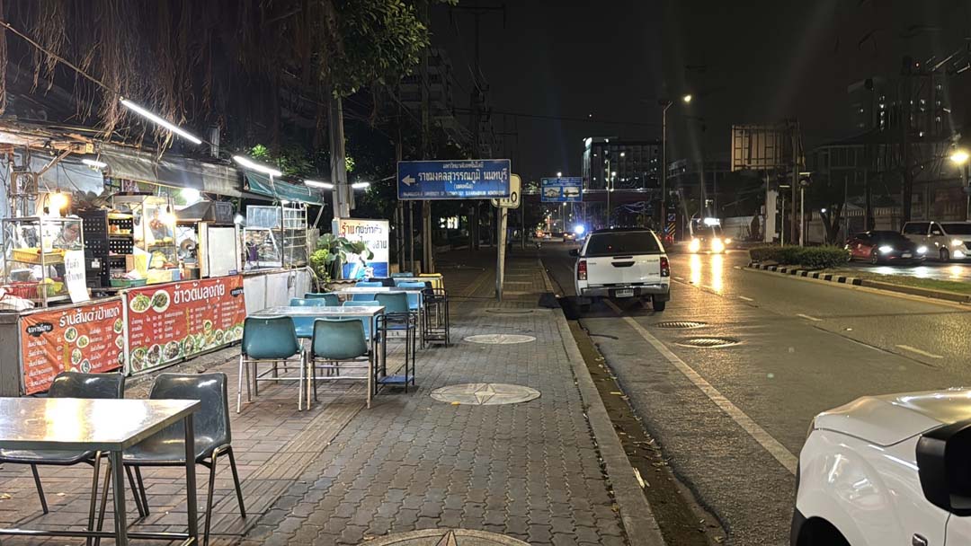 Student brawl in Nonthaburi leaves female injured, vehicles damaged | News by Thaiger