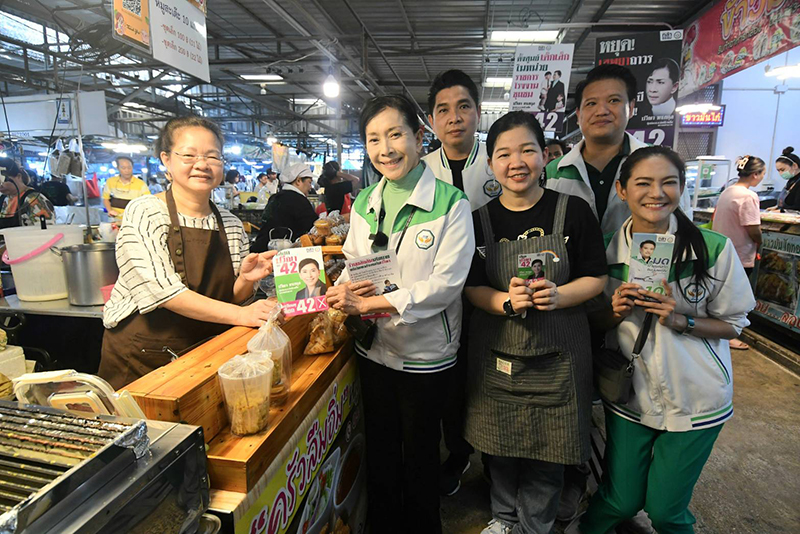 ปวีณา หงสกุล