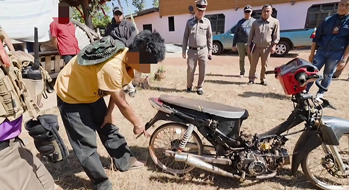 หนุ่มหัวร้อนไม่สนคว้ามีดโต้ฟัน