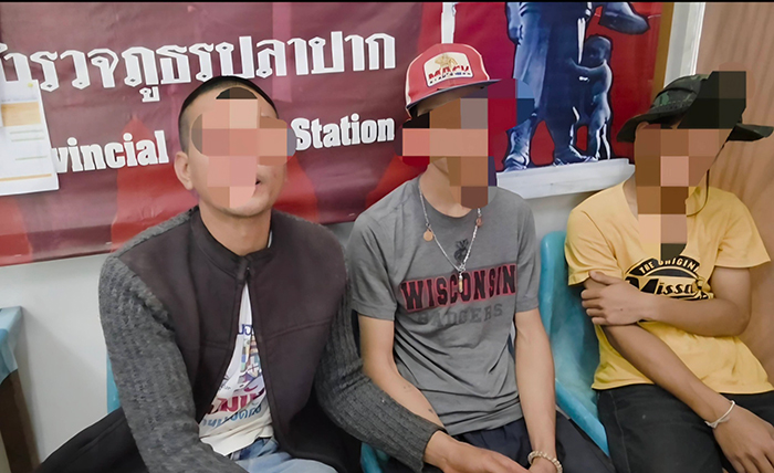 หนุ่มหัวร้อนไม่สนคว้ามีดโต้ฟัน