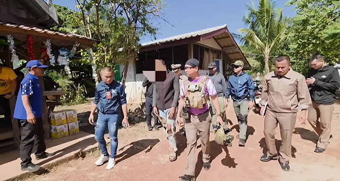 หนุ่มหัวร้อนไม่สนคว้ามีดโต้ฟัน