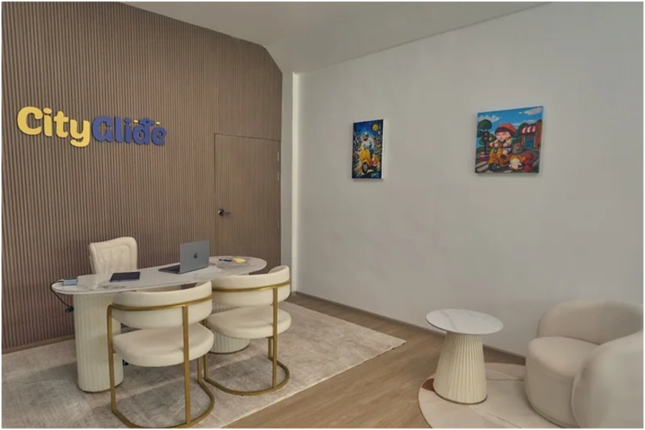 A room with a table and chairsDescription automatically generated