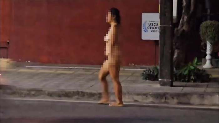 สาวแก้ผ้าเดินโชว์กลางเมือง