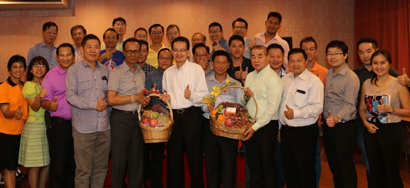 ตำแหน่งใหม่ : สมชาย จงพิพิธพร ประธานบริษัท 14 มอเตอร์ กรุ๊ป ตัวแทนจำหน่ายรถยนต์ SUBARU และ รถยนต์ MG พร้อม 2 บุตรชาย วุฒิพงศ์-วุฒิชัย จงพิพิธพร ร่วมแสดงความยินดีกับ สุภาพ เฟื่องศิริวัฒนกุล ที่ได้รับการเลื่อนตำแหน่งเป็น หัวหน้าฝ่ายรายได้ สำนักงานเขตจอมทอง และ ธนกร เปรมษเฐียร เป็นหัวหน้าฝ่ายโยธา เขตทุ่งครุ โดยมี ถวิล ไพรสณฑ์ และ ธีระพันธ์ อธิรัฐธรภรณ์ ผอ.เขตจอมทอง พร้อมสมาชิกชมรมสุขสวัสดิ์ 14 ร่วมยินดี ที่ ครัวเจ๊ง้อ ถนนพระราม 2