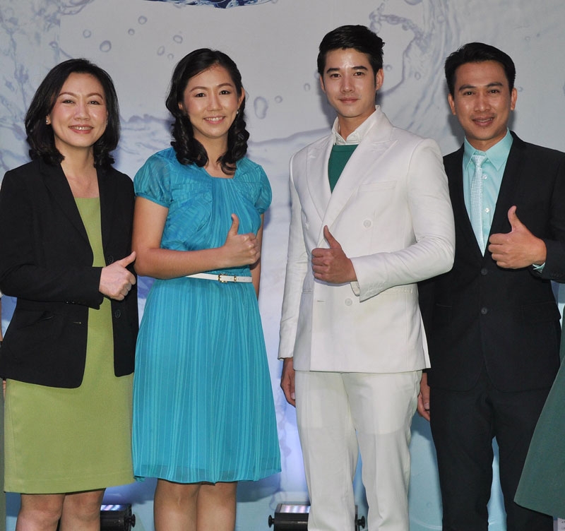 ผลิตภัณฑ์ใหม่ : ศศิธร เทียนทอง ผจก.ทั่วไป บจก.อัลคอน แลบอราทอรีส์(ประเทศไทย) เปิดตัวน้ำยาฆ่าเชื้อ ล้างและแช่คอนแทคท์เลนส์ “OPTI-FREE®PureMoistĬ” โดยมี พญ.เกศรินทร์ เกียรติเสวี จักษุแพทย์ รพ.ราชวิถี และ มาริโอ้ เมาเร่อ ร่วมงาน