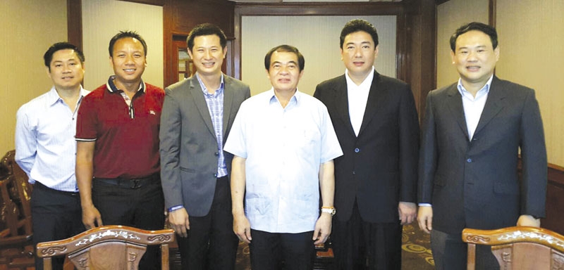 เยี่ยมคารวะ : ผรณเดช พูนศิริวงศ์ กก.ผจก.หนังสือพิมพ์แนวหน้า ภาวัช ตันติอุโฆษกุล รองประธานฝ่ายต่างประเทศ และการลงทุน หอการค้าจังหวัดนครศรีธรรมราช และ ชูพงศ์ จิตรสกุล เข้าเยี่ยมคารวะ Dr.Khampheng Saysompheng รัฐมนตรีว่าการกระทรวงแรงงานของสปป.ลาว เมื่อเร็วๆ นี้