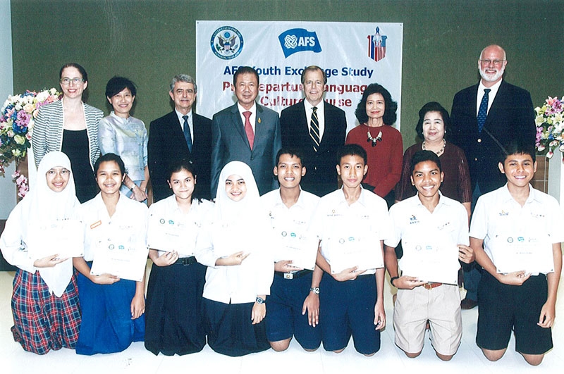 มอบทุนการศึกษา : สนั่น อังอุบลกุล ประธานเอเอฟเอสประเทศไทย เป็นประธานในพิธีมอบทุนการศึกษา ของรัฐบาลสหรัฐอเมริกา โดย นายกลิน ที.เดวีส์ เอกอัครราชทูตสหรัฐอเมริกาประจำประเทศไทย เป็นผู้มอบทุนการศึกษา “โครงการเยาวชนเอเอฟเอส เพื่อการศึกษาและแลกเปลี่ยนวัฒนธรรมนานาชาติระยะ 1 ปี” โดยมี ลารี่ เอ็ม, ดิงเกอร์, แอน ลี เซชาดรี, ดร.เมทินี พงษ์เวช, ดร.ไมเคิล เคลลี่, จิรวัฒนา จรูญภัทรพงษ์, ผศ.พราวพรรณ เหลืองสุวรรณ ร่วมแสดงความยินดี ณ เอ.ยู.เอ. ตึกจามจุรีสแควร์ กรุงเทพฯ