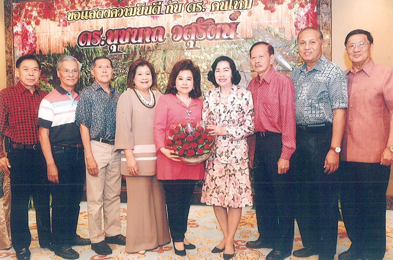 ดร.คนใหม่ : วิทยาลัยป้องกันราชอาณาจักร (วปอ.) รุ่น 4010 นำโดย ดร.ศุลีมาศ สุทธิสัมพัทน์ ประธานรุ่นฯ แสดงความยินดีแด่ นุชนาถ วสุรัตน์ ที่ได้รับปริญญาเอก สาขานโยบายสาธารณะและการจัดการจากมหาวิทยาลัยเกษมบัณฑิต ณ ห้องอาหารจีนแชงพาเลซ โรงแรมแชงกรี-ลา กรุงเทพฯ โดยมี พล.อ.วีระชัย เอี่ยมสอาด, พล.อ.อ.ชัยยันต์ นาทะสิริ, พล.ต.อ.ปรุง บุญผดุง, พล.อ.อ.วีรวิท คงศักดิ์ และ รศ.นรีวรรณ จินตกานนท์ ร่วมแสดงความยินดี