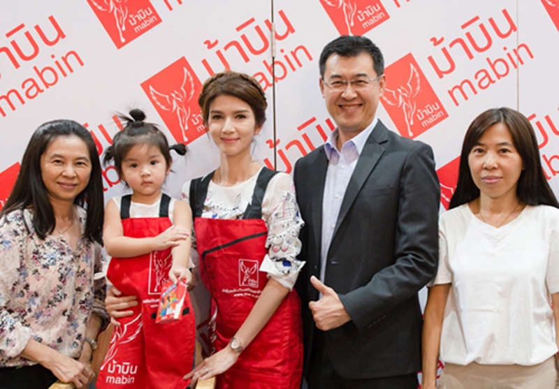 โชว์ฝีมือ : ไกรศักดิ์ ธีรโชติมงคล กก.ผจก.บจก.ซอสพริกไทยรุ่งเรือง จัดแสดงสินค้ากลุ่มผลิตภัณฑ์ซอสตราม้าบิน ในงาน “Thaifex2016-World of Food Asia 2016” โดยมี สุมาลี-อรชุกร ธีรโชติมงคล ร่วมกันต้อนรับ โบว์-แวนด้า และ น้องมะลิ-พาขวัญ มาร่วมปรุงอาหารด้วยซอสอร่อยให้ชิม ที่ เมืองทองธานี