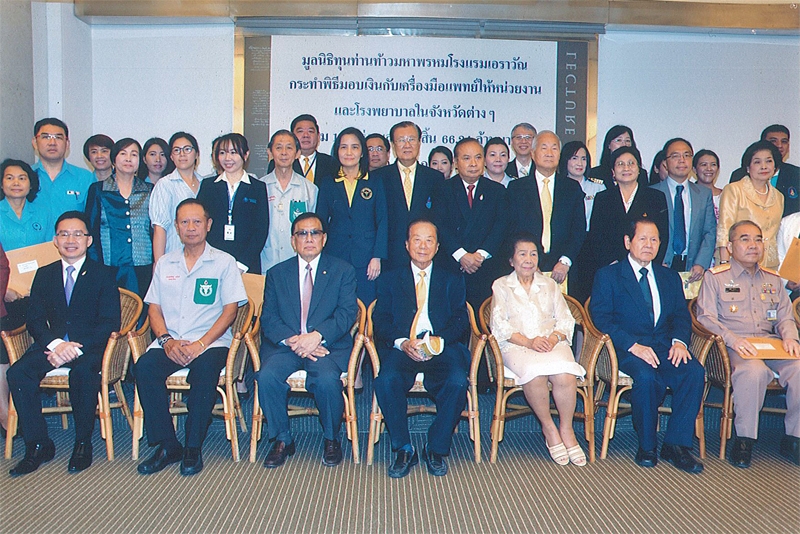 มอบเครื่องมือแพทย์ : ศาสตราจารย์พิเศษ ไพจิตร โรจนวานิช ประธานกรรมการมูลนิธิทุกท่านท้าวมหาพรหม โรงแรมเอราวัณ พร้อมคณะกรรมการมูลนิธิทำพิธีมอบเงินกับเครื่องแพทย์ให้หน่วยงานและโรงพยาบาลในจังหวัดต่างๆ รวม 19 แห่ง รวมเป็นเงินจำนวน 66,241,000.00 บาท (หกสินหกล้านสองแสนสี่หมื่นหนึ่งพันบาทถ้วน) ที่โรงแรมแกรนด์ไฮแอท เอราวัณ ถนนราชดำริ