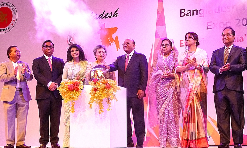 เปิดงาน : H.E. Saida Muna Tasneem เอกอัครราชทูตบังกลาเทศประจำราชอาณาจักรไทย เป็นประธานเปิดงาน “Bangladesh Trade and Investment Expo 2016” โดยมี อภิรดี ตันตราภรณ์ (รมว.พาณิชย์) มาร่วมเป็นเกียรติ ณ ศูนย์การประชุมแห่งชาติสิริกิติ์
