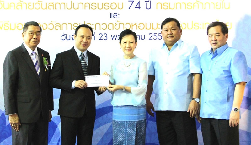 74 ปี กรมการค้าภายใน : เปล่งศักดิ์ ประกาศเภสัช ที่ปรึกษาอาวุโส บมจ.ไทยเซ็นทรัลเคมี และ สุรวิชญ์ เจียรพงษ์ ผจก.ทั่วไป ร่วมกันมอบเงินสมทบกองทุนสวัสดิการข้าราชการและลูกจ้าง ให้แก่ วิบูลลักษณ์ ร่วมรักษ์ อธิบดีกรมการค้าภายใน ในงานวันคล้ายวันสถาปนากรม ที่กระทรวงพาณิชย์ จ.นนทบุรี