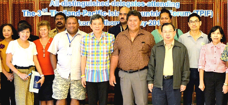 สามพรานโมเดล : อรุษ นวราช กก.ผจก.สามพราน ริเวอร์ไซด์ และ เลขานุการมูลนิธิสังคมสุขใจ ต้อนรับ ชาติชาย อุทัยพันธ์ ผวจ.นครปฐม พร้อมคณะจากประเทศหมู่เกาะแปซิฟิก 14 ประเทศ ที่มาศึกษาดูงานด้านการท่องเที่ยวเชิงวัฒนธรรมและการเกษตร และชมกิจกรรม ที่โรงแรมสามพรานริเวอร์ไซด์ จ.นครปฐม