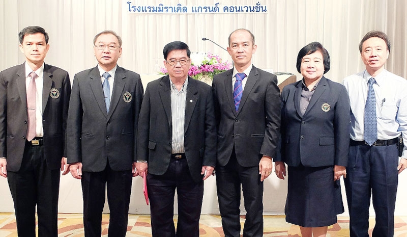 ปัจฉิมนิเทศ : นพ.ประพนธ์ ตั้งศรีเกียรติกุล รองอธิบดีกรมการแพทย์ เปิดการประชุมแพทย์ประจำบ้าน โดยมี ศ.นพ.สมศักดิ์ โล่ห์เลขา นายกแพทยสภา, พญ.จิตสุดา บัวขาว ผอ.สำนักวิชาการแพทย์ และ นพ.อุดม ภู่วโรดม ผอ.สถาบันประสาทวิทยา ร่วมงาน ที่โรงแรมมิราเคิล แกรนด์ คอนเวนชั่น