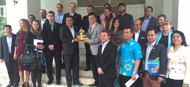 Sister City : พิชยพันธุ์ ชาญภูมิดล เอกอัครราชทูต ณ กรุงบราซิเลีย สหพันธ์สาธารณรัฐบราซิล มอบของที่ระลึกให้แก่ ดร.พินิจ บุญเลิศ ผวจ.กระบี่ ในโอกาสนำคณะนักธุรกิจชาวบราซิล เยือนประเทศไทย พร้อมเข้าพบเพื่อหารือด้านการส่งเสริมความร่วมมือทางธุรกิจและการท่องเที่ยวฮาลาล ระหว่างจังหวัดกระบี่กับบราซิล รวมทั้งส่งเสริมการจัดทำความสัมพันธ์บ้านพี่เมืองน้อง ระหว่างจังหวัดกระบี่กับเมืองโฟลเรียนอโปลิส รัฐซันตากาตารีนา สหพันธ์สาธารณรัฐบราซิล