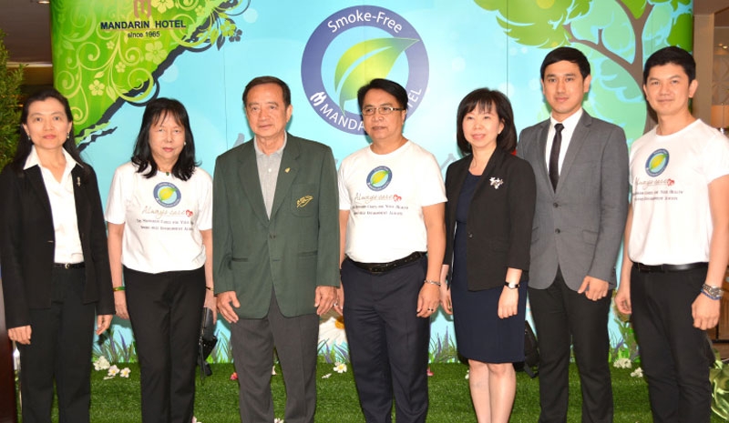 Smoke Free Hotel : อาทิตย์ ไวทยะพัธน์ ผจก.ทั่วไป โรงแรมแมนดาริน ต้อนรับ วิวรรฒน์ พงศ์บูรณะกิจ รองประธานมูลนิธิใบไม้เขียว ในพิธีเปิด “โรงแรมแมนดาริน โรงแรมปลอดบุหรี่ 100%” ร่วมเป็นส่วนหนึ่งในการแก้ไขปัญหามลพิษทางอากาศ และเพื่อสุขภาพที่ดีของผู้มาใช้บริการ ในวันงดสูบบุหรี่โลก 31 พ.ค.
