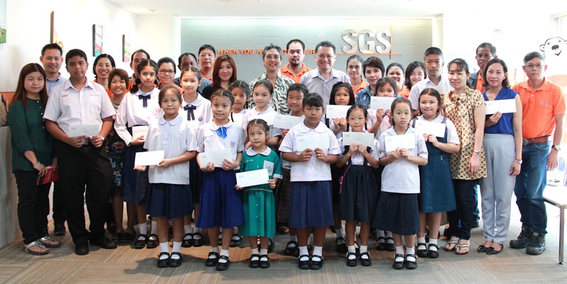 มอบทุนการศึกษา : จิโรจ ณ นคร กก.ผจก.บจ.เอสจีเอส (ประเทศไทย) เป็นประธานมอบทุนการศึกษาให้กับบุตร-ธิดาของพนักงานเอสจีเอสที่มีผลการเรียนดีเด่น ในระดับประถมศึกษา ระดับมัธยมศึกษาและระดับปริญญาตรี จำนวน 75 ทุน รวมมูลค่ากว่า 300,000 บาท ณ บ.เอสจีเอส