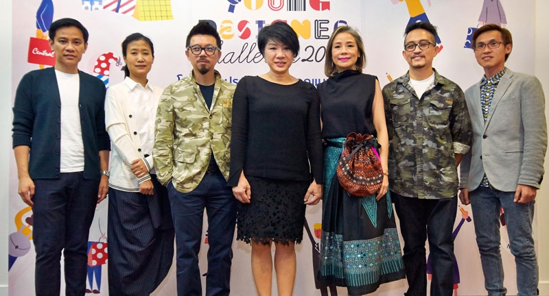 โชว์ฝีมือ : ปิยวรรณ ลีละสมภพ จัดโครงการ “Central Young Designer Challenge 2016” (เซ็นทรัล ยัง ดีไซเนอร์ ชาลเลนจ์ 2016) ประกวดออกแบบสิ่งพิมพ์ภายใต้คอนเซ็ปต์ Let’s Celebrate เพื่อส่งความสุขให้คนรับ โดยมี สิริยส เทพหัสดิน ณ อยุธยา, วินัย ฉัยรักษ์พงศ์, ม.ล.ประวิตรา เทวกุล, ทรงพล จั่นลา, อัครวัฒน์ อริยะชัยสิริ และ สุพจน์ สุดจิตพร ร่วมงาน ที่ห้างเซ็นทรัล ชิดลม