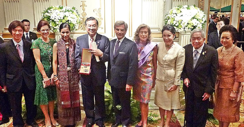 วันชาติอิตาลี : H.E. Mr. Francesco Saverio Nisio เอกอัครราชทูตอิตาลีประจำราชอาณาจักรไทย จัดงานเลี้ยงเฉลิมฉลองวันชาติอิตาลี โดยมี ม.ร.ว.เทพกมล เทวกุล (องคมนตรี) และ กองกาญจน์ วัฒนวรางกูร (รมว.การท่องเที่ยวและกีฬา) มาร่วมเป็นเกียรติ ท่ามกลางทูตานุทูตและแขกผู้มีเกียรติต่างๆ มากมาย ณ โรงแรม Mandarin Oriental, Bangkok