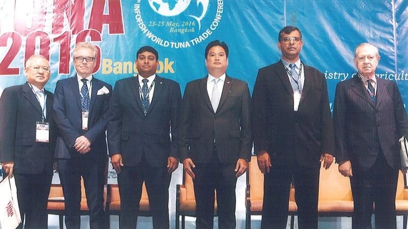 ประชุม : ระพีภัทร์ จันทรศรีวงศ์ ผู้ช่วยปลัดกระทรวงเกษตรและสหกรณ์ เป็นประธานเปิด “การประชุมและนิทรรศการการค้าทูน่าโลก ครั้งที่ 14” จัดโดย กรมประมงร่วมกับองค์การระหว่างประเทศด้านข่าวสารการตลาด และบริการแนะแนวด้านเทคนิคของสินค้าสัตว์น้ำแห่งเอเชียและแปซิฟิกโดยมีผู้เกี่ยวข้องในแวดวงปลาทูน่าร่วมงานจากกว่า 60 ประเทศทั่วโลก ณ ห้องแกรนด์บอลรูม โรงแรมแชงกรี-ลา กรุงเทพฯ