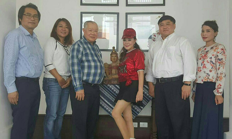 ยินดีต้อนรับ : สุนทร อรุณานนท์ชัย ประธานเจ้าหน้าที่บริหาร บมจ.ซีพีแลนด์ และฝ่ายบริหาร ต้อนรับ เนาวรัตน์ ยุกตะนันท์ ดาราดังในโอกาสมาเยี่ยมชมโรงแรม พร้อมมอบพระพม่าให้กับผู้บริหารโรงแรมที่ยิ้มรับด้วยความปลื้ม ณ โรงแรม ฟอร์จูน ริเวอร์วิว เชียงของ จ.เชียงราย