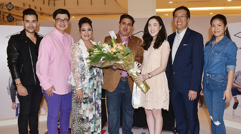 Fossil แห่งแรกในไทย : ศันสนา จิราธิวัฒน์ ยินดีกับ แอชวิน วารีรัม ในโอกาสจัดงาน “Fossil Grand Opening 2016” เปิด แฟล็กชิพสโตร์ Fossil แบรนด์ดังจากอเมริกาแห่งแรกในเมืองไทยพร้อมเปิดตัวคอลเลคชั่นใหม่ล่าสุด โดยมี องอาจ สุขเลิศกมล, อาลาน ยี, เอมีลี่ ไอซิโดโร่,กันต์ รตนาภรณ์ และ สามสรา เอี่ยมเอกดุลย์ ร่วมงาน ณ โซนเอเทรียม ชั้น 1 ศูนย์การค้าเซ็นทรัลเวิลด์