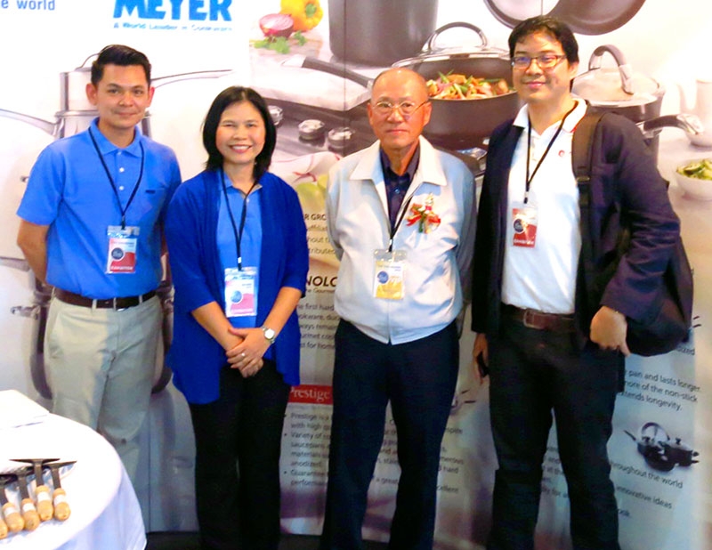 ขยายตลาด : อรัญญาบุญเกลียว ผอ.ฝ่ายขายและการตลาด บจ.ไมเร็กซ์ (ประเทศไทย) ผู้จัดจำหน่ายผลิตภัณฑ์เครื่องครัวชั้นนำระดับโลก ร่วมออกบูธและแสดงสินค้าในงาน Top Thai Brands ณ กรุงย่างกุ้ง ประเทศสาธารณรัฐแห่งสหภาพเมียนมา เพื่อเป็นการขยายตลาดและช่องทางการจัดจำหน่ายไปยังประเทศเพื่อนบ้าน จัดโดยกรมส่งเสริมการค้าระหว่างประเทศ กระทรวงพาณิชย์ โดยมี สมบัติ เปรมประภา รองประธานสภาผู้ส่งสินค้าทางเรือแห่งประเทศไทยเยี่ยมชมบูธภายในงาน